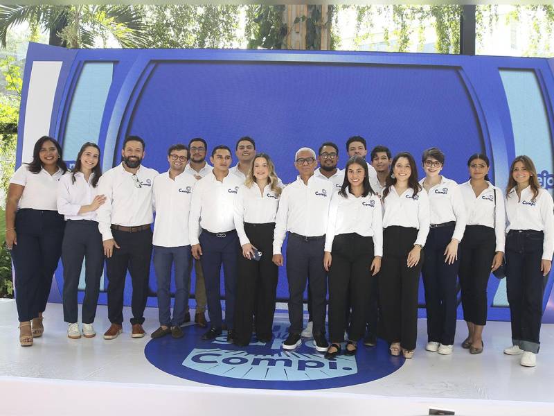 Colaboradores de Compi en la presentación oficial, un proyecto que busca posicionar a Honduras como líder en innovación tecnológica.