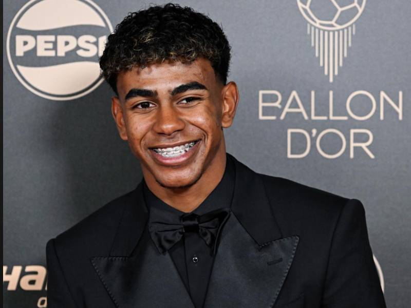 Rodri Hernández llegó en muletas a la gala del Balón de Oro.