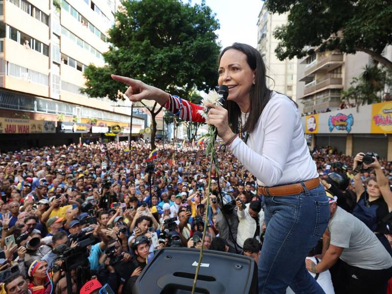 La líder antichavista María Corina Machado reapareció este jueves en una manifestación en Caracas, Venezuela, donde anunció, a un día de la toma de posesión presidencial, el comienzo de una “nueva fase” del proceso para “la libertad de Venezuela”, y pidió a los ciudadanos estar atentos a las señales sobre los próximos pasos. Minutos después fue interceptada por un grupo que disparó contra la comitiva de motocicletas que la trasladaban.