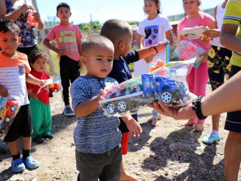 Cada juguete lleva consigo un pedacito de felicidad. Sea parte de la campaña que desde hace 20 años transforma vidas en Navidad.