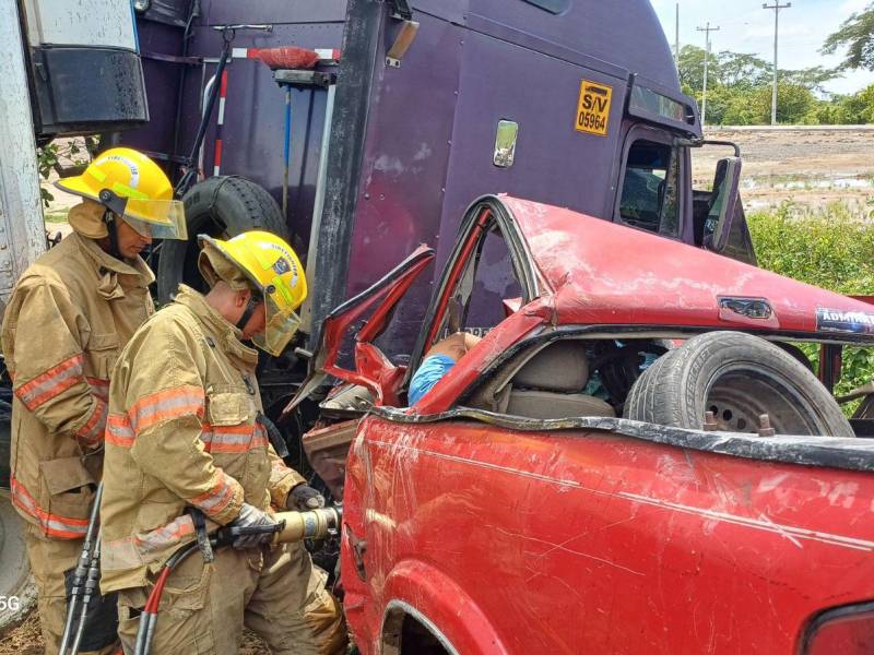 Miembros del Cuerpo de Bomberos de Honduras rescataron el cadáver de la víctima.