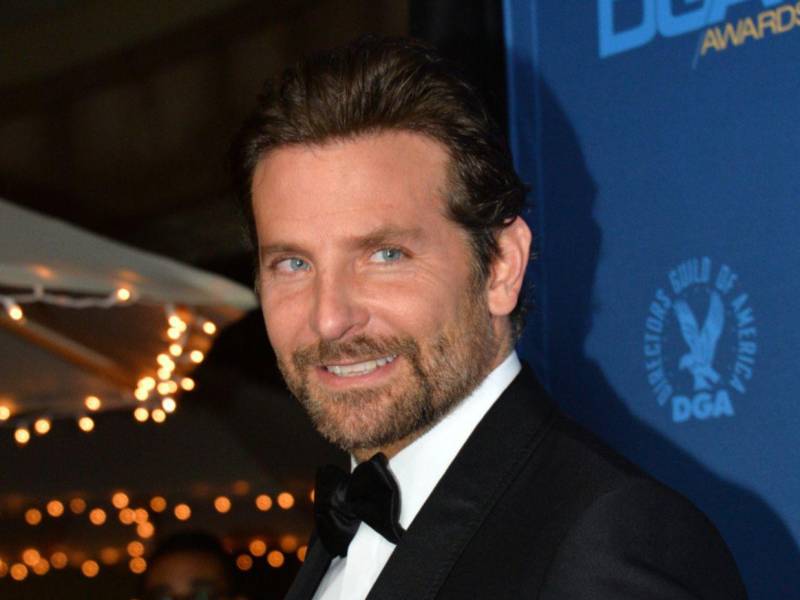 Bradley Charles Cooper nació el 5 de enero de 1975 en Filadelfia, Pensilvania (Estados Unidos), es de origen irlandés por parte de padre e italiano por parte de madre. Tras licenciarse en Bellas Artes en la Universidad de Georgetown en 2000, estudió interpretación en el Actor Studio Drama School de Nueva York.