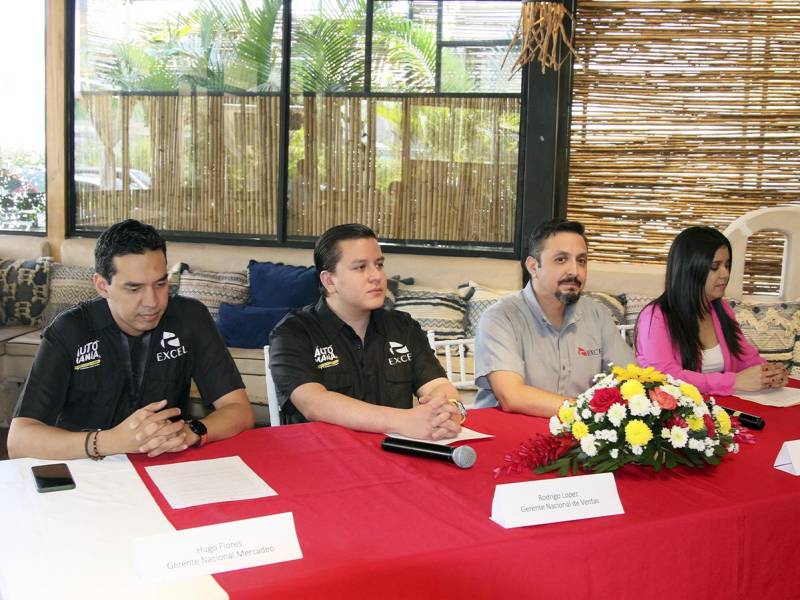 Ejecutivos de Excel celebran el lanzamiento de AutoManía, una iniciativa que reafirma el liderazgo de la empresa en el sector automotriz.