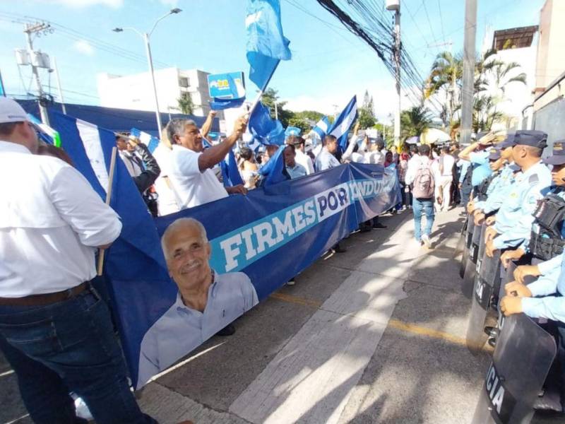 Con pancartas y banderas, miembros nacionalistas llegaron a los tribunales en apoyo “Papi a la orden”.