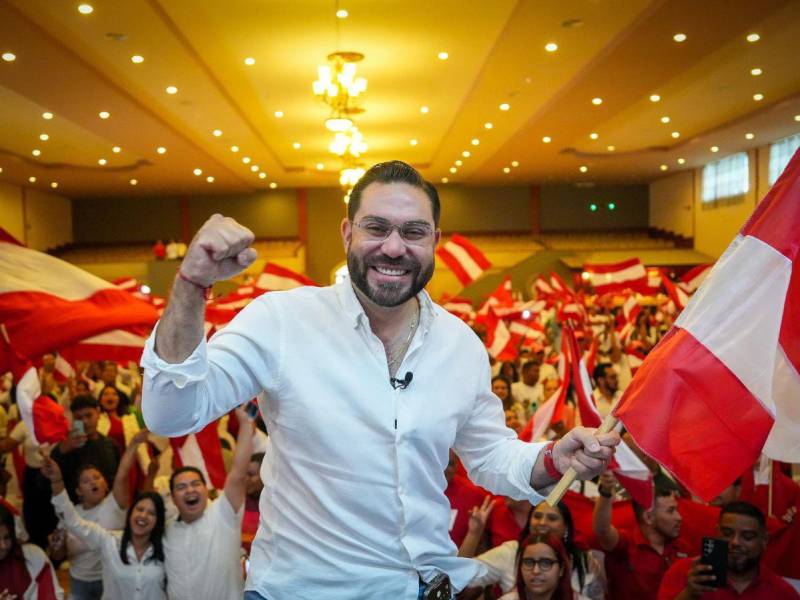 Jorge Cálix juega a “los encostalados” en evento de la juventud liberal