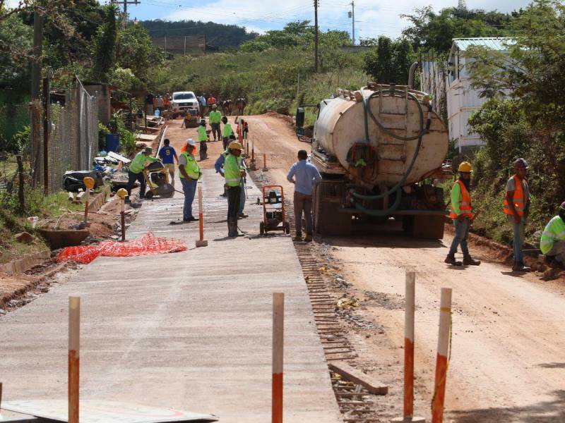 Se está realizando la fundición con concreto hidráulico en uno de los carriles de la carretera que conduce hasta Azacualpa.