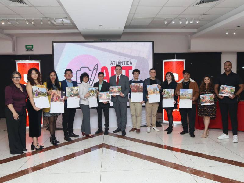 Los jóvenes galardonados fueron honrados con un diploma de reconocimiento, una placa conmemorativa y equipo fotográfico.