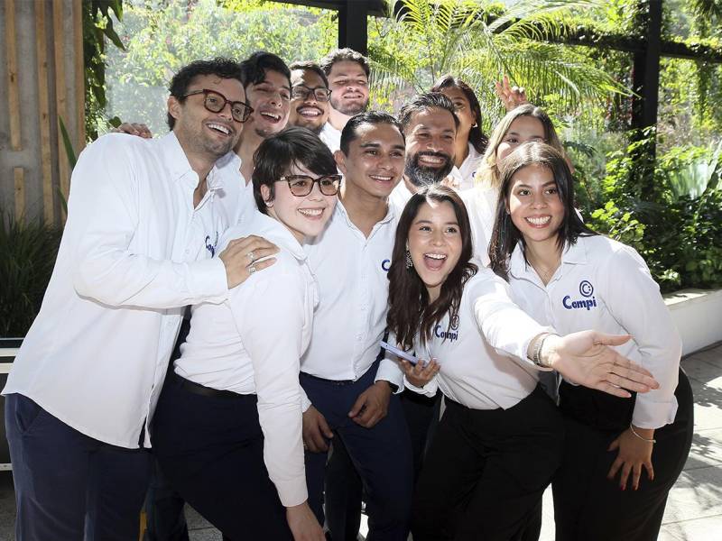 Equipo de Compi celebrando el lanzamiento de la app en Tegucigalpa.