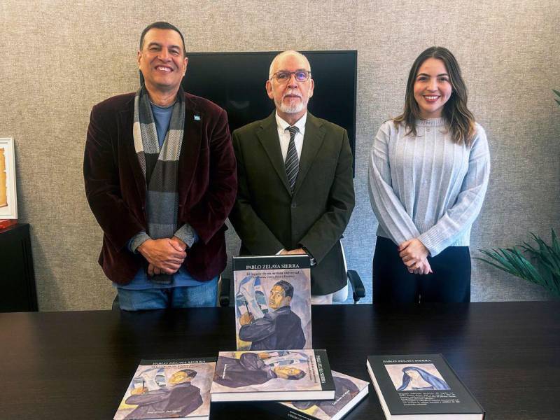 Luis Alonso del Moral, autor del libro “Pablo Zelaya Sierra: El legado de un artista universal”, junto a Efraín Suárez Torres, Director del BCH, y la abogada Catharin Pineda, representante legal del BCH.