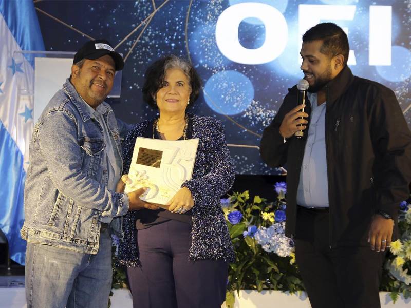 La Alcaldía de Cantarranas entregó a la Directora de la OEI en Honduras, Carmen Largaespada una escultura elaborada a mano conmemorando los 75 años de aniversario.