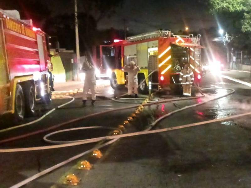 Curiosamente, otro incendio ocurrió la misma madrugada, afectando varias unidades de transporte en la misma zona.