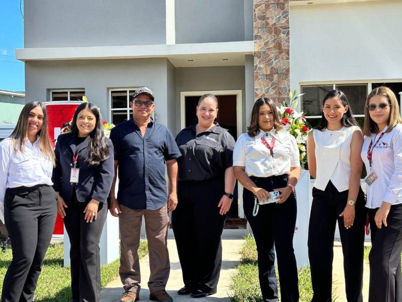 Ejecutivos de Banco Atlántida y Constructora y Asociados.