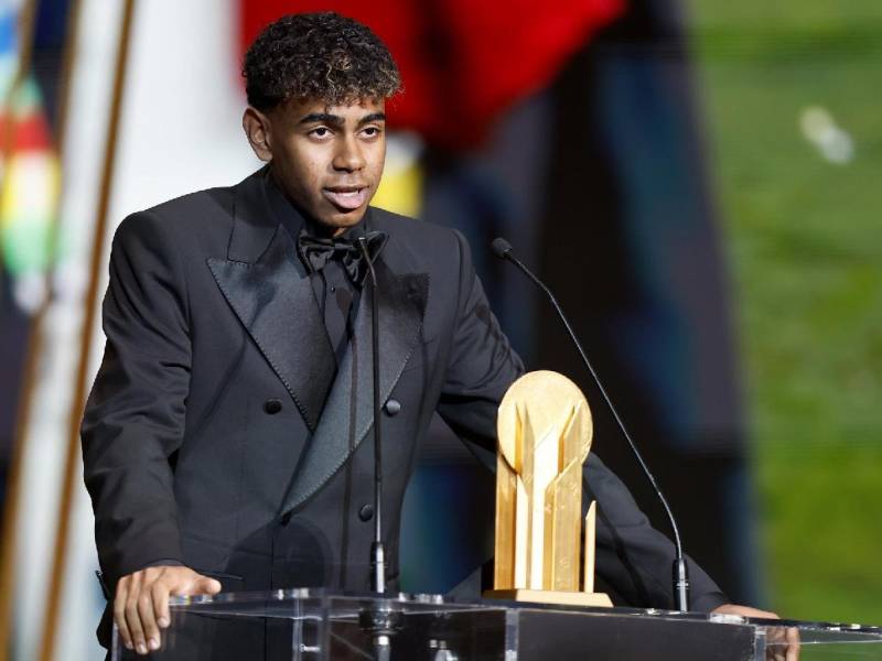 Baló de Oro: Lamine Yamal recibe premio al mejor futbolista joven de 2024