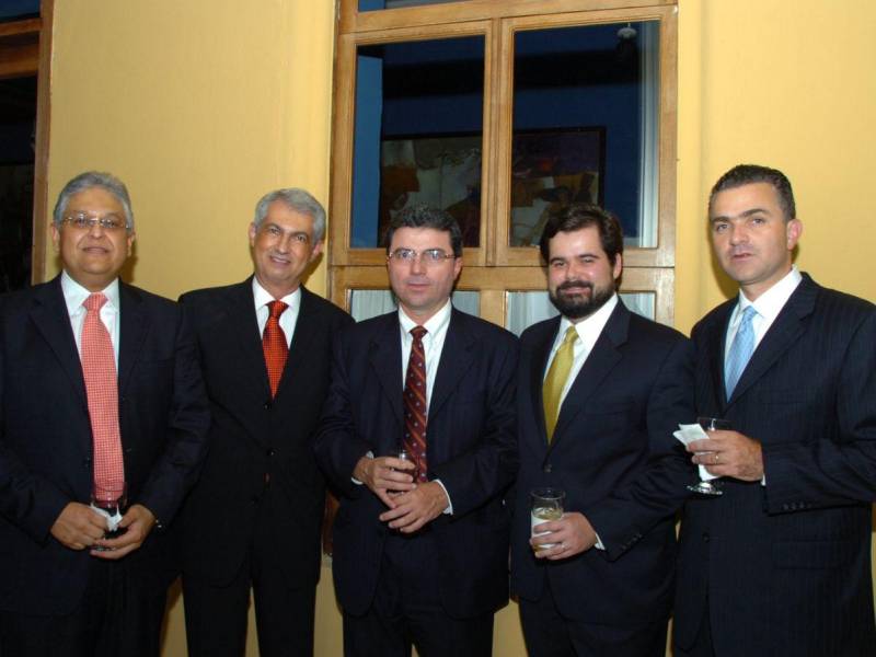 Acompañado de colegas y directores, durante la fusión de BAC-BAMER.