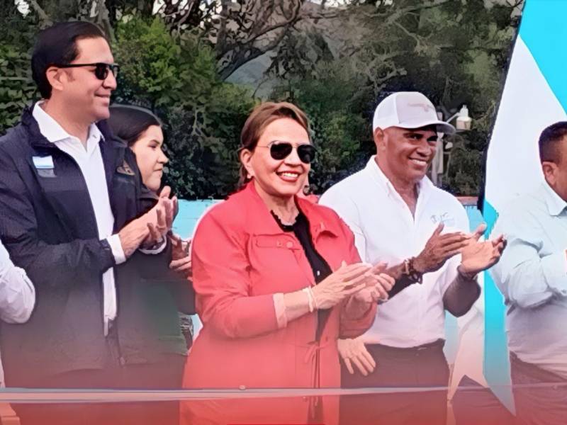 La presidenta de Honduras inauguró la cancha número 60 de su mandato.