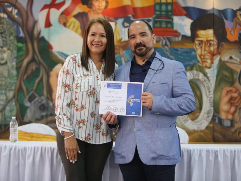 Ruth Carolina Raudales, vicedecana de la Facultad de Tecnología de la UPNFM, hizo entrega de un diploma de reconocimiento al conferencista invitado.