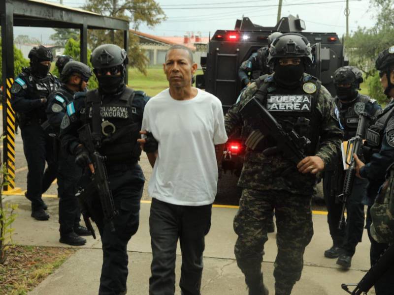 Las autoridades de Honduras entregaron este jueves en extradición a Estados Unidos al presunto narcotraficante hondureño Santos Gustavo Erazo, solicitado por Washington por cuatro delitos de tráfico de fentanilo, heroína y cocaína.