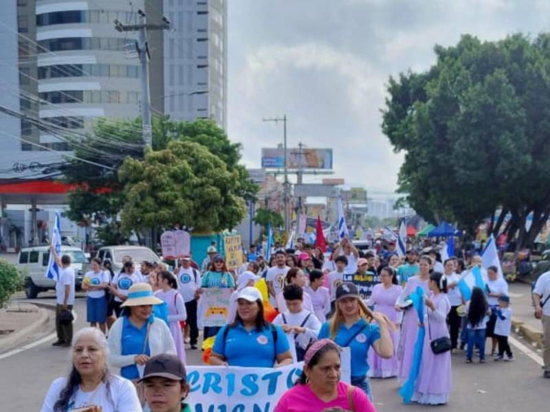 Varias iglesias capitalinas se reunieron este domingo en el bulevar Suyapa para celebrar con fervor el Día de la Biblia 2024 bajo el lema “Di la Palabra y mi Nación Sanará”.