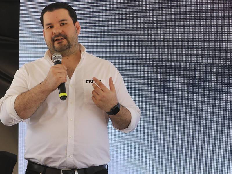 Leonardo Guillén, Gerente de Marca TVS-Honduras, presenta con entusiasmo las nuevas motocicletas TVS Apache 160 4V FI y 2V Carburada, destacadas por su tecnología avanzada y diseño deportivo