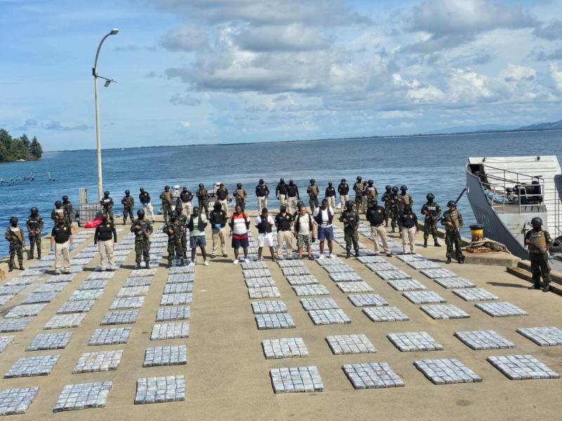 Cinco colombianos fueron encontrados con fardos de supuesta cocaína, haciendo un total de 3,993 kilos de la droga que venía escondida en la cubierta de una lancha tipo Go Fast en el municipio de La Mosquitia, departamento de Gracias a Dios, zona oriental de Honduras. A continuación la imagen del decomiso.