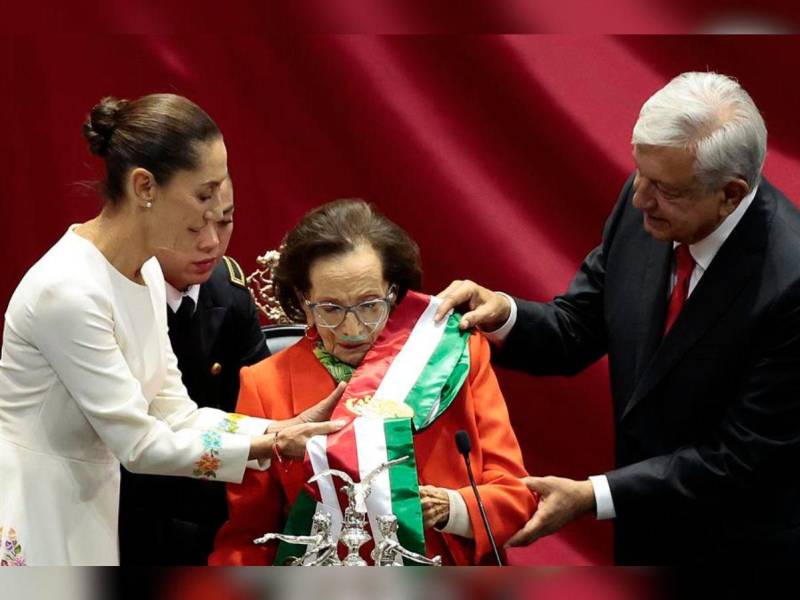 Fotografía de archivo tomada el 1 de octubre que muestra a la presidenta de la Cámara de Diputados de México, Ifigenia Martínez (c), quien falleció este sábado a los 94 años, informó la presidenta de México, Claudia Sheinbaum.