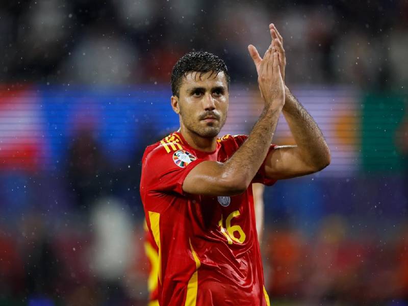 El mediocampista español Rodri está en las primeras planas a nivel mundial luego de que se confirmará que será el próximo ganador del Balón de Ooro 2024.