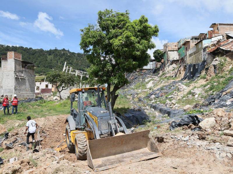 Una parte del personal municipal quitará los escombros a mano y el resto se removerá con maquinaria pesada. Los tractores llegaron ayer.