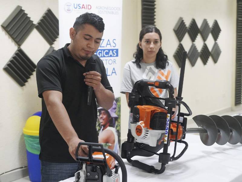 Como parte del programa también realizaron una capacitación sobre el uso de la maquinaria.