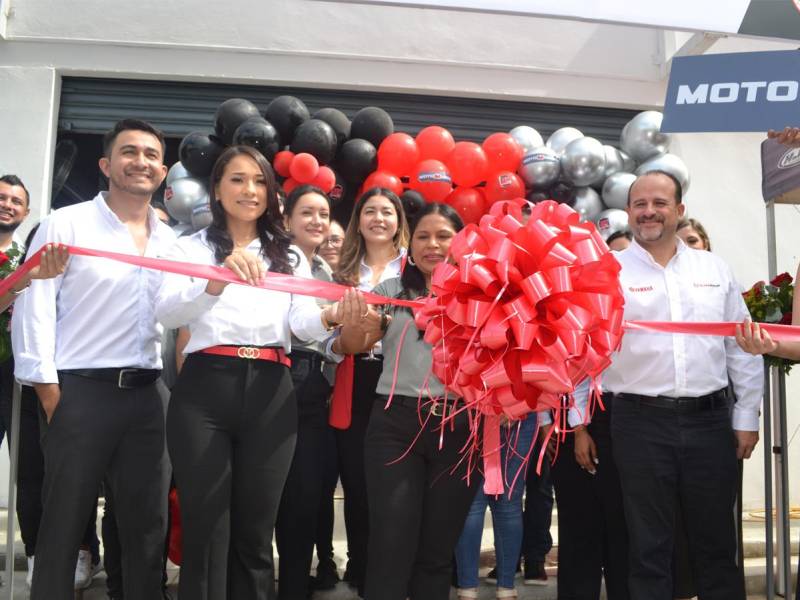 Ejecutivos de Motomundo realizaron el corte de la cinta de inauguración de la tienda número 100 a nivel nacional.