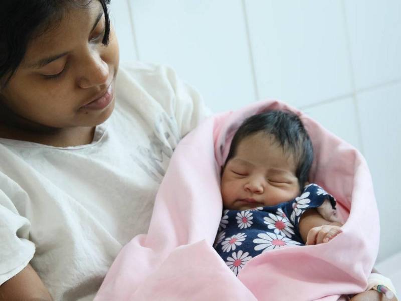 Nathalie, el primer bebé nacido en 2025 en el Materno Infantil, en brazos de su joven madre.