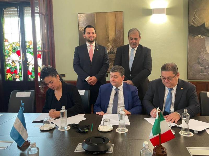 Momento de la firma de acuerdos comerciales entre empresas hondureñas y la Filiera Agrícola Italiana.