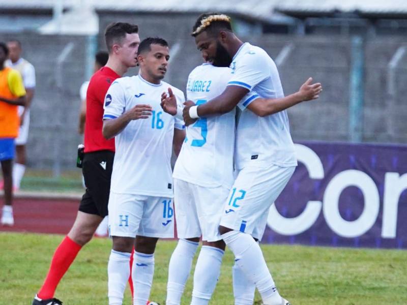 La Selección de Honduras está jugando contra Guayana Francesa.