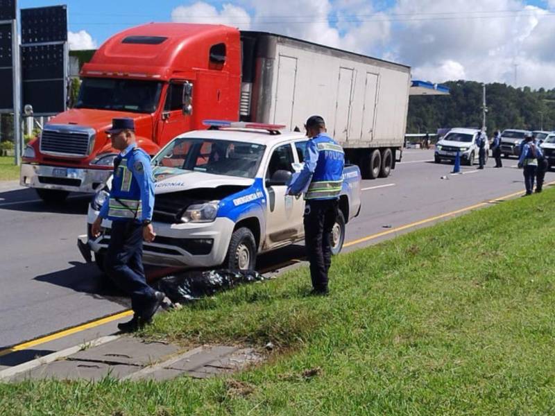 Un peatón murió embestido por una patrulla la mañana de este miércoles cuando intentaba cruzar la carretera CA-5, al norte de la ciudad capital de Honduras.