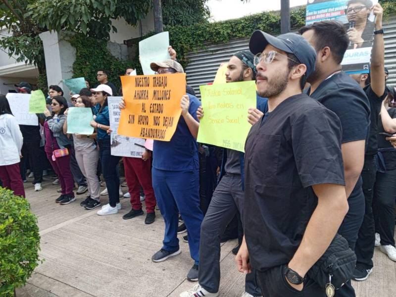 Los estudiantes aseguran que sus labores en estos centros asistenciales no son reconocidas por el Estado.