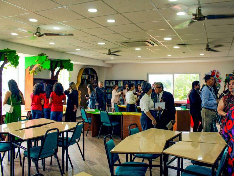 Los estantes de la biblioteca fueron elaborados a partir de materiales reciclados.