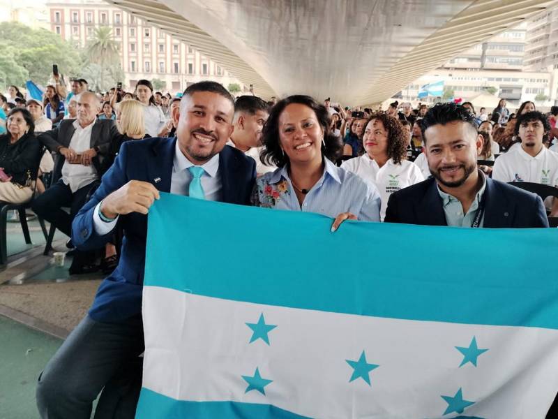 La celebración contó con la participación de los cantantes Cesia Sáenz y Polache, entre otros, además de destacados presentadores de la televisión hondureña como Milagros Flores.