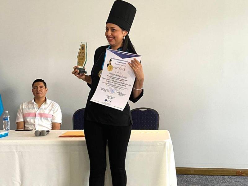 Por su compromiso y dedicación a la cocina, ganó un reconocimiento en su graduación.