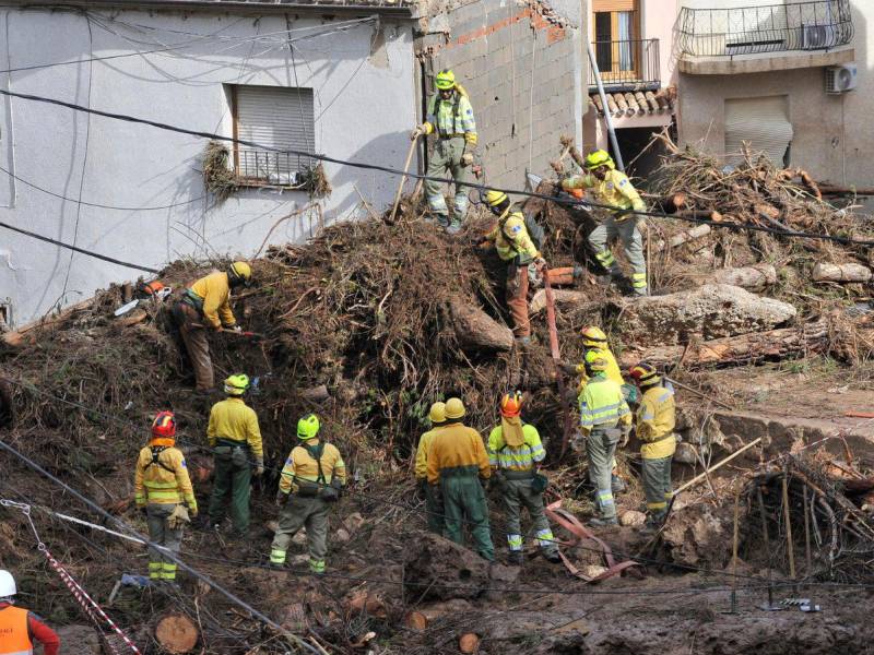 “No me contestan”: Angustia por desaparecidos tras lluvias en Valencia