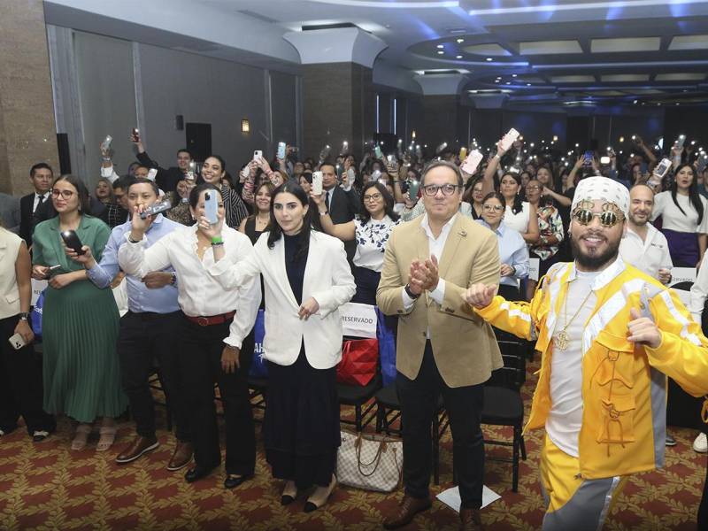 Participantes interactuando en las dinámicas del evento, donde se compartieron herramientas prácticas para el manejo de finanzas