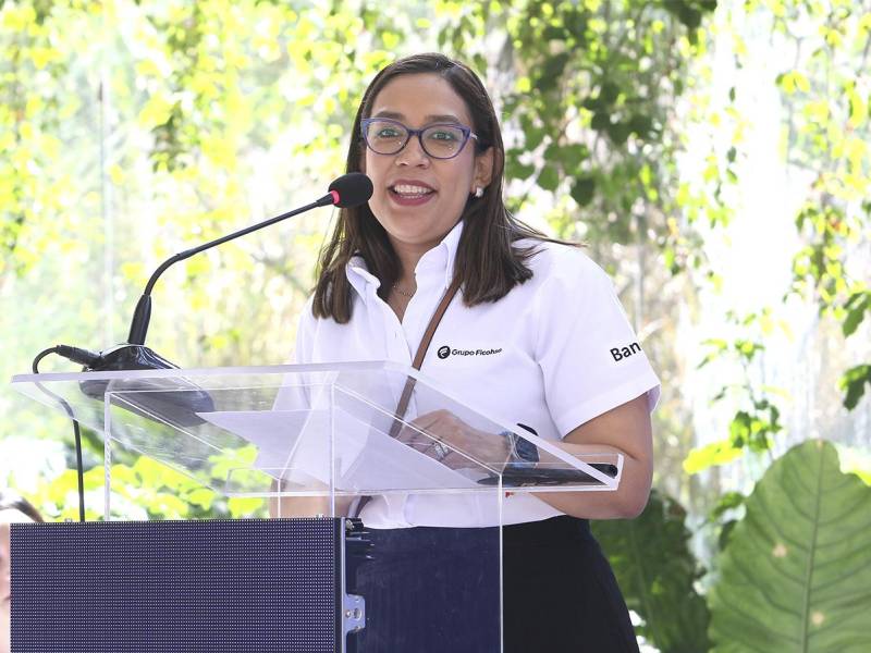 Fabiola Martínez, VP de Banca de Persona de Grupo Ficohsa, destacando el compromiso de Ficohsa con el desarrollo local.