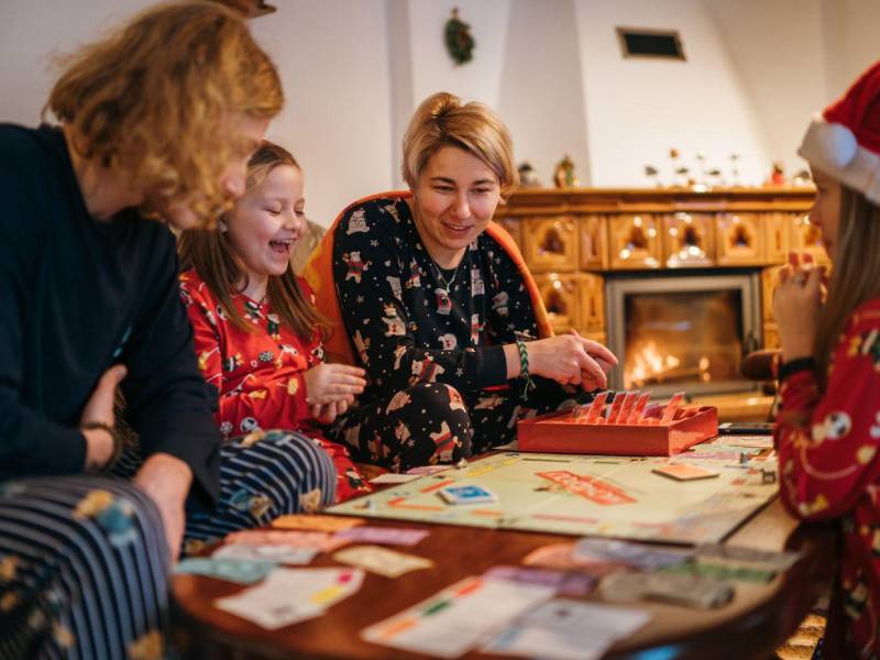 Tradiciones como reflexionar en familia sobre momentos especiales del año viejo o escribir deseos para 2025 permiten a los niños reconocer y expresar sus emociones.