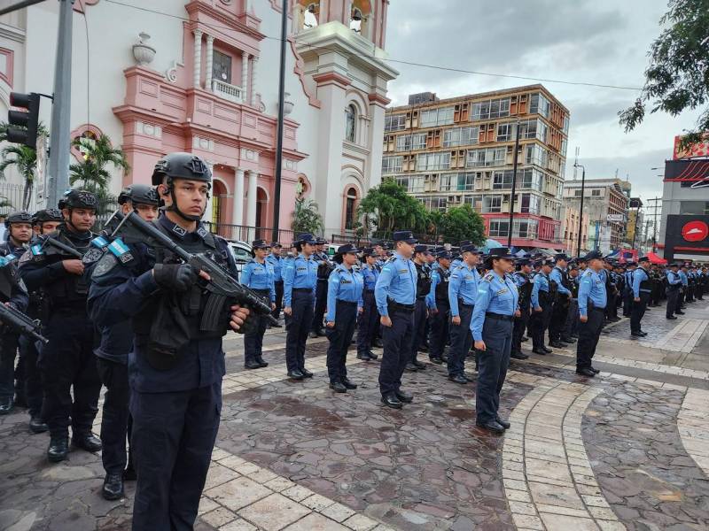 La Policía Nacional ha lanzado el operativo “Navidad Segura” en el Valle de Sula, desplegando más de mil agentes para reforzar la seguridad durante las festividades navideñas. Aquí los detalles.