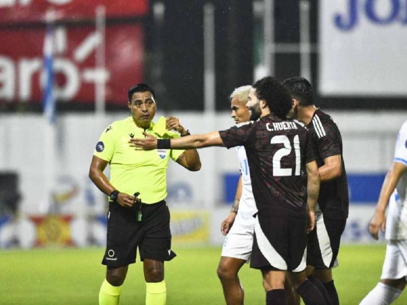 El polémico futbolista de los Pumas de México vivió un juego aparte en el estadio Morazán de San Pedro Sula ante Honduras.