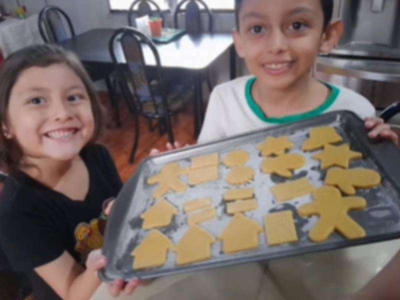 Sus pequeños también han aprendido el arte de hacer galletas, siempre con las instrucciones de su madre.