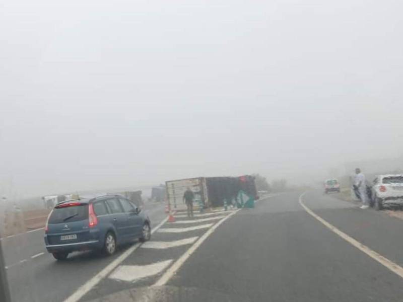 El tornado le dio vuelta hasta los carros pesados en las carreteras de Valencia.