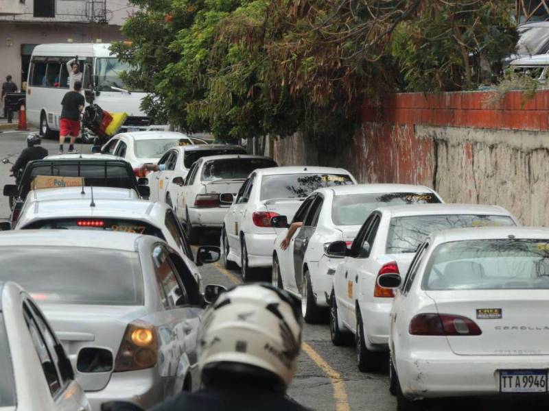 En la capital ofrecen el servicio unos 7,500 taxis, pero en su mayoría las unidades son viejas y los conductores mal educados.