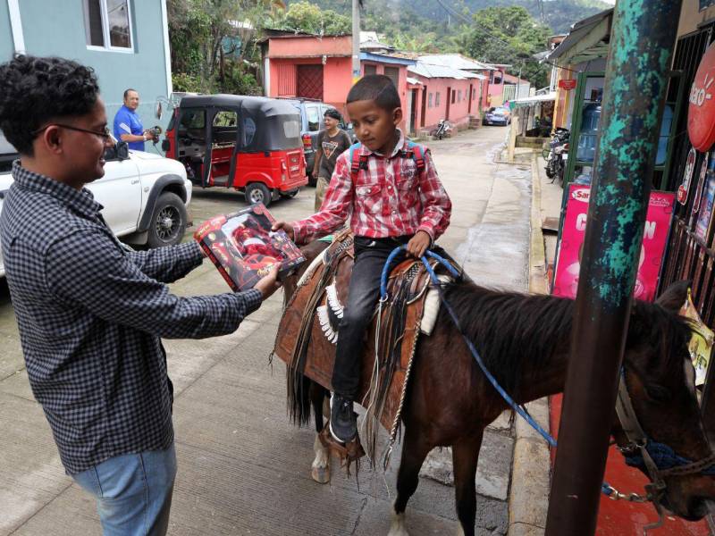 A este pequeño que estaba en su caballo se le sorprendió con un juguete, nunca esperó recibir un presente mientras realizaba algunos mandados en la comunidad.