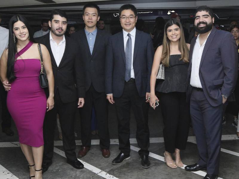 Ejecutivos de Premier Motors y aliados importantes del sector automotriz en la inauguración de la nueva sucursal.