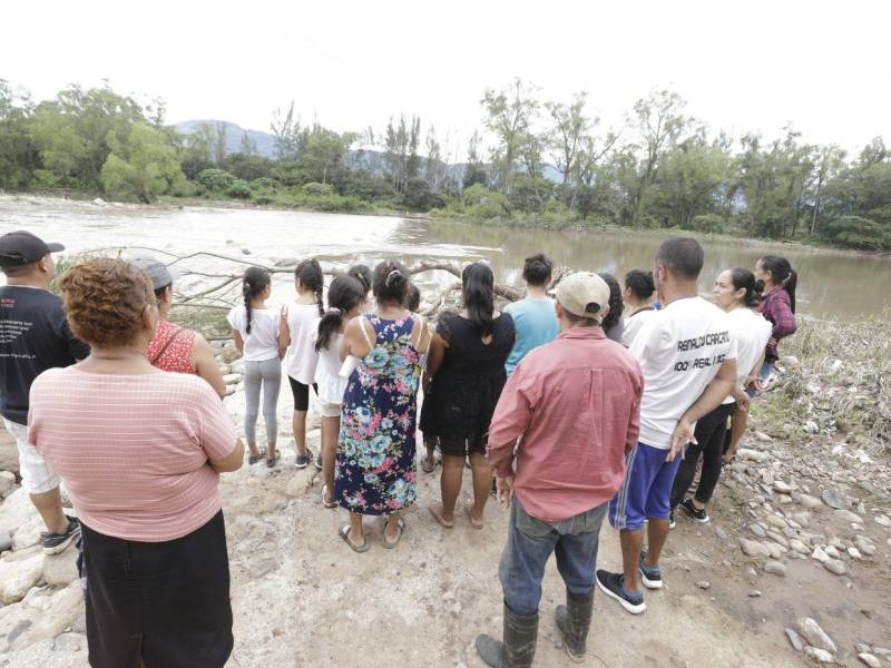 La tragedia del río Choluteca dejó una cicatriz imborrable en El Zarzal. Décadas después, el olvido gubernamental mantiene a la comunidad incomunicada.