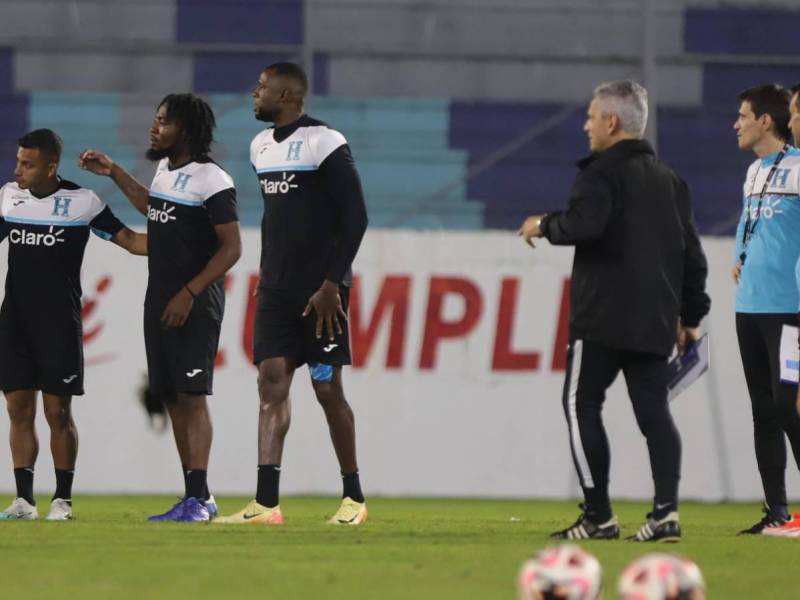 La selección de Honduras realizó su primer entrenamiento previo al duelo del próximo viernes ante México y Reinaldo Rueda busca el sustituto del Choco Lozano